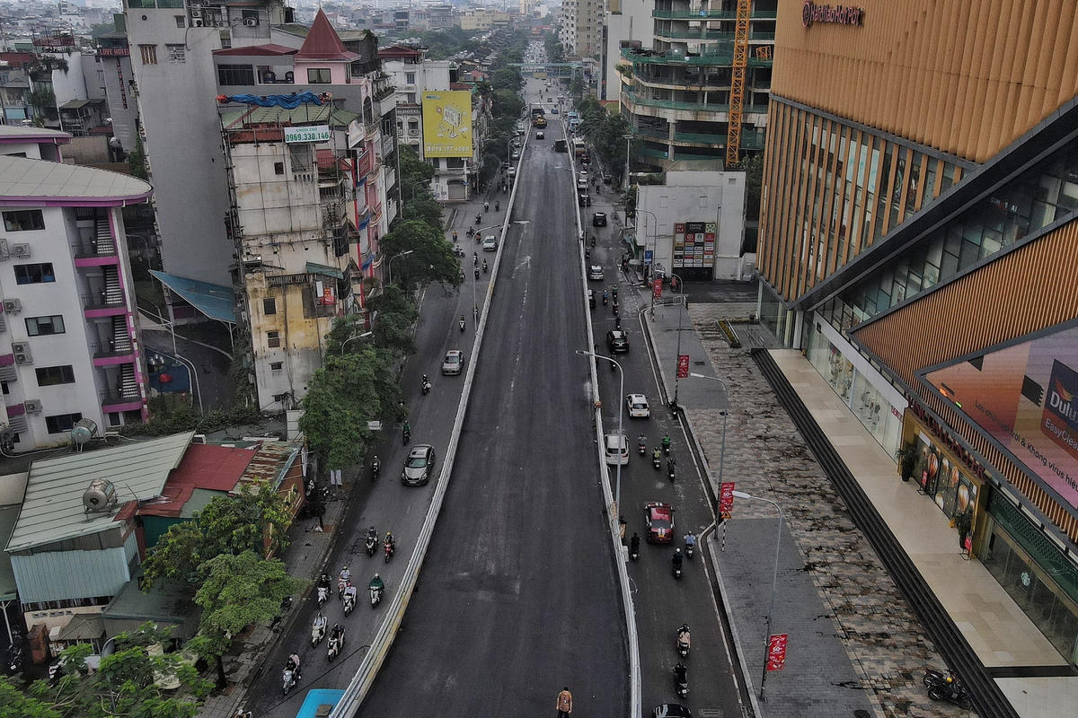 Ông Nguyễn Mạnh Cường - Trưởng phòng Giám sát 1, Ban QLDA đầu tư xây dựng công trình giao thông TP Hà Nội cho hay, các hạng mục chính của cầu hiện nay đã hoàn thành. Hiện tại chỉ còn thảm nốt hai đoạn đầu cầu, phía dưới cầu. Đáng lẽ ra, các hạng mục này đã được hoàn thiện trước đây 1 tuần nhưng do thời tiết mưa nhiều, việc thảm mặt đường gặp khó khăn.