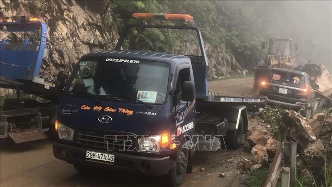 Khoảng 8 giờ 40 phút ngày 4/8/2023, tại km 128+740 Quốc lộ 6, đoạn từ tỉnh Hòa Bình đi tỉnh Sơn La, đơn vị chức năng triển khai công tác cứu hộ cứu nạn xe ô tô bán tải bị đất đá rơi vào. Ảnh: TTXVN phát.