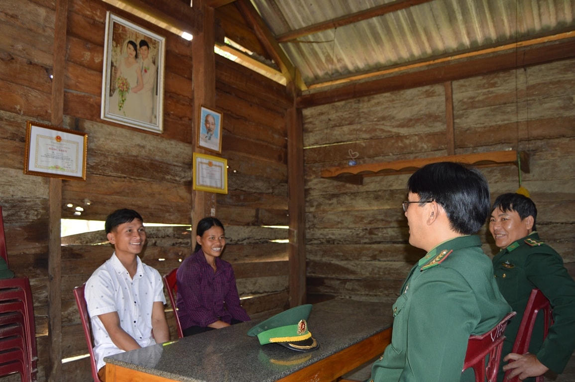 Anh Cao Xuân Long - Bí thư Chi bộ, Trưởng bản, Trưởng ban Công tác Mặt trận bản Mò O Ồ Ồ, xã Thượng Hóa, huyện Minh Hóa trao đổi công việc với cán bộ Đồn Biên phòng Cà Xèng.