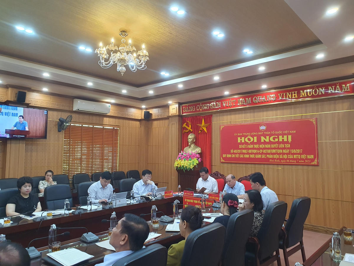 Các đại biểu tham dự Hội nghị trực tuyến tại điểm cầu Ủy ban MTTQ tỉnh Hoà Bình.