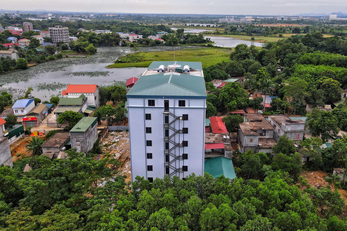 Phía đằng sau toà nhà hiện cũng đã được lắp đặt thang thoát hiểm.