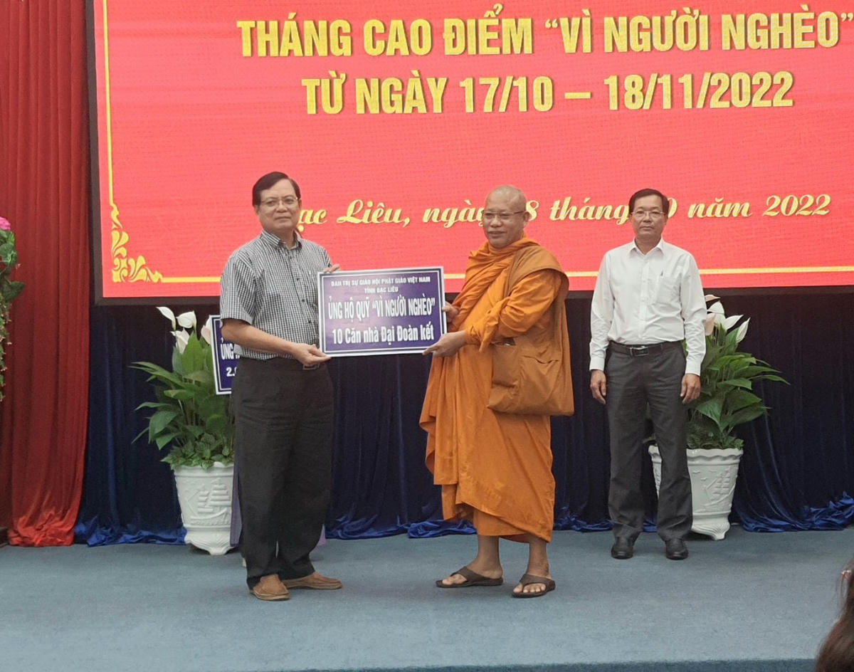 Tiếp nhận ủng hộ Quỹ " Vì người nghèo".