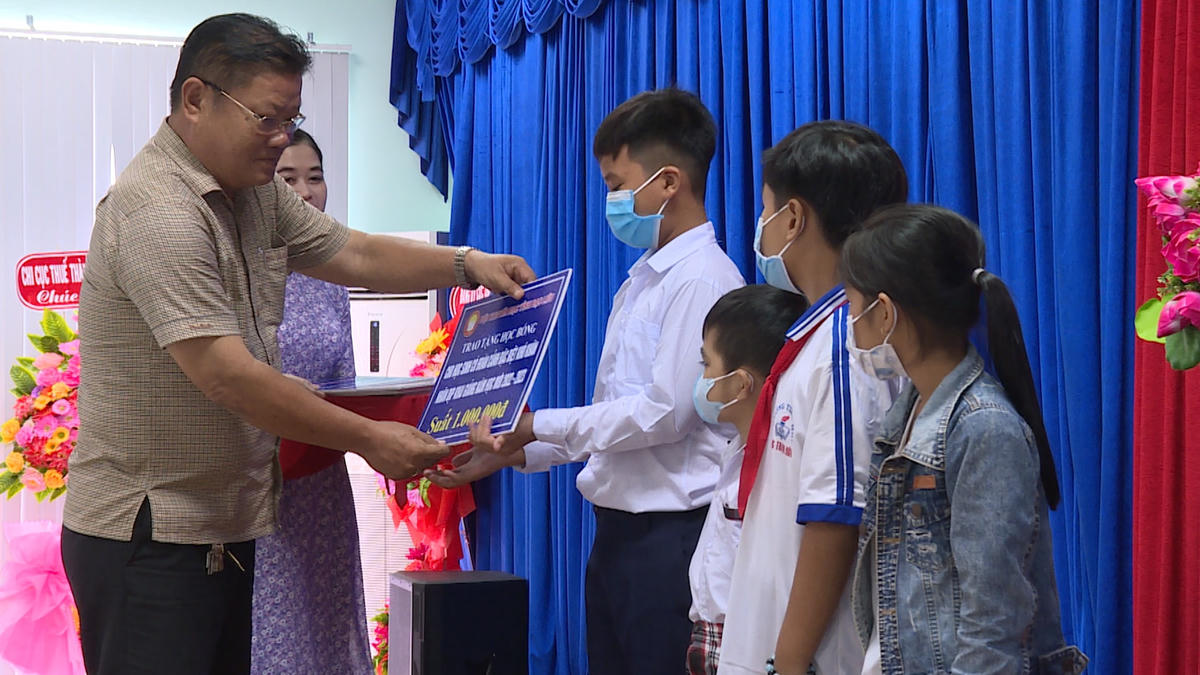 Ông Trần Hoàng Duyên - Chủ tịch Hội khuyến học tỉnh Bạc Liêu trao học bổng cho các em học sinh nghèo trên địa bàn tỉnh.