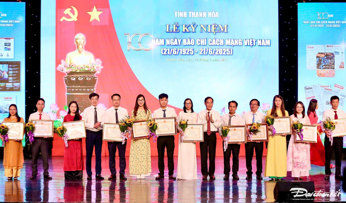 Phó Chủ tịch UBND tỉnh Thanh Hóa Đầu Thanh Tùng và Tổng biên tập Báo và Đài Phát thanh - Truyền hình Thanh Hóa Phạm Văn Báu trao giải C giải báo chí Trần Mai Ninh năm 2024 cho tác giả và nhóm tác giả. Ảnh: Đình Minh