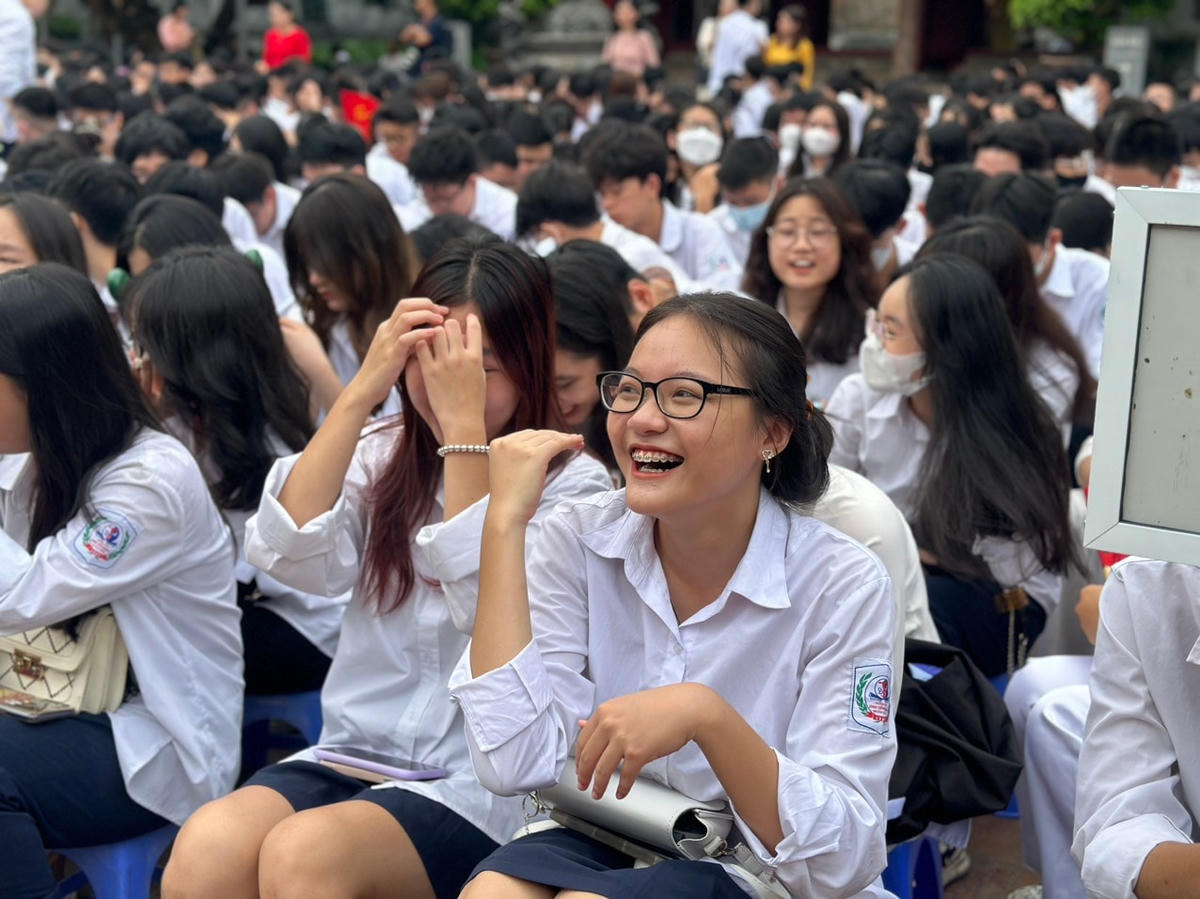 Dù lễ khai giảng diễn ra vào lúc 6h30 nhưng từ rất sớm, hầu hết học sinh Trường THPT Đinh Tiên Hoàng đã có mặt tại Văn Miếu Quốc Tử Giám (quận Đống Đa, Hà Nội), háo hức dự lễ khai giảng.  