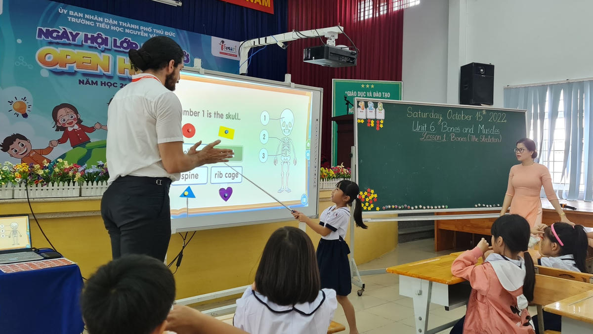 Học sinh trường công lập được học tiếng Anh với giáo viên bản xứ ngay tại trường thông qua mô hình hợp tác công - tư.