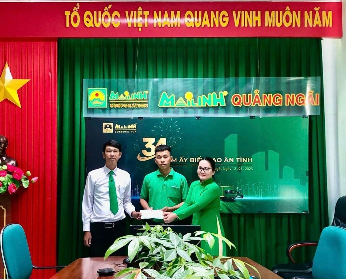 Tài xế Nghiêm được lãnh đạo công ty khen thưởng. 