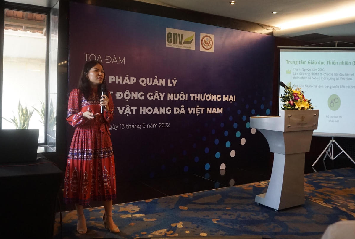 Bà Bùi Thị Hà - Phó Giám đốc ENV chia sẻ thông tin tại tọa đàm.