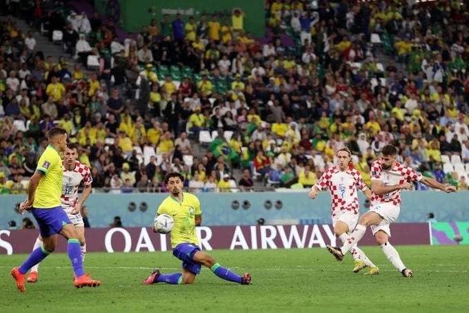 Petkovic gỡ hòa cho Croatia và đưa trận đấu bước vào loạt penalty đầy may rủi.