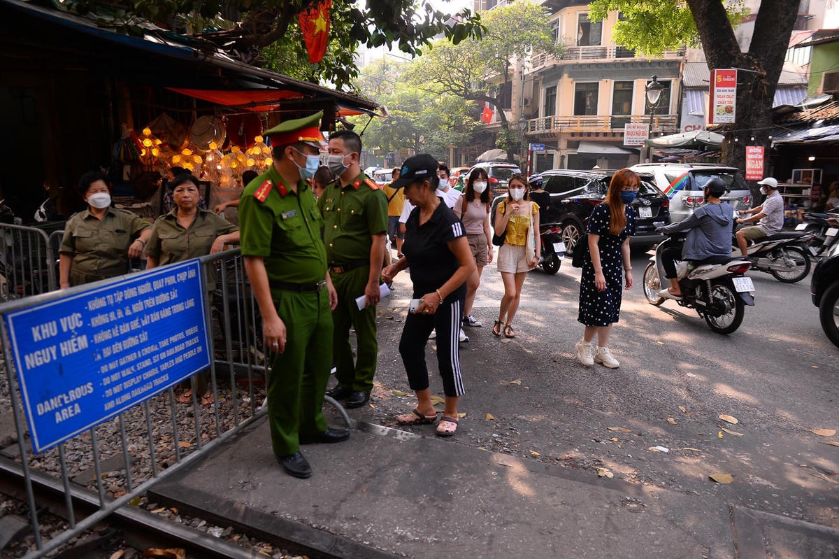 Theo ghi nhận của PV Đại Đoàn Kết Online, các lực lượng chức năng đã sớm có mặt để tuyên truyền, giải thích và hướng dẫn khách du lịch di dời khỏi tuyến phố đường tàu. Đúng 8h30, rào chắn chính thức được dựng lên.