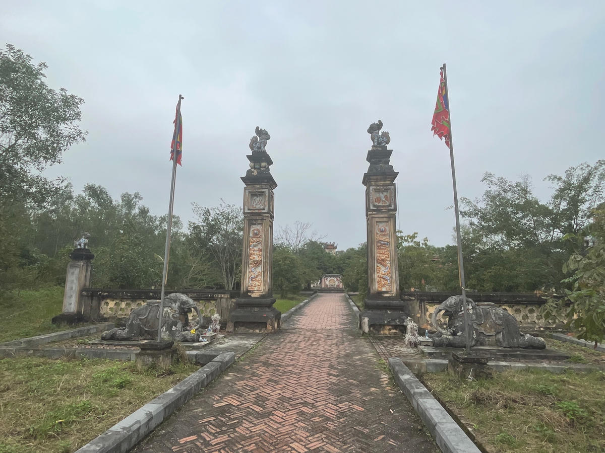 Đền Nen thờ Lý Nhật Quang, con trai thứ 8 của vua Lý Thái Tổ, người có nhiều công lớn trong việc phát triển vùng đất Nghệ Tĩnh xưa.