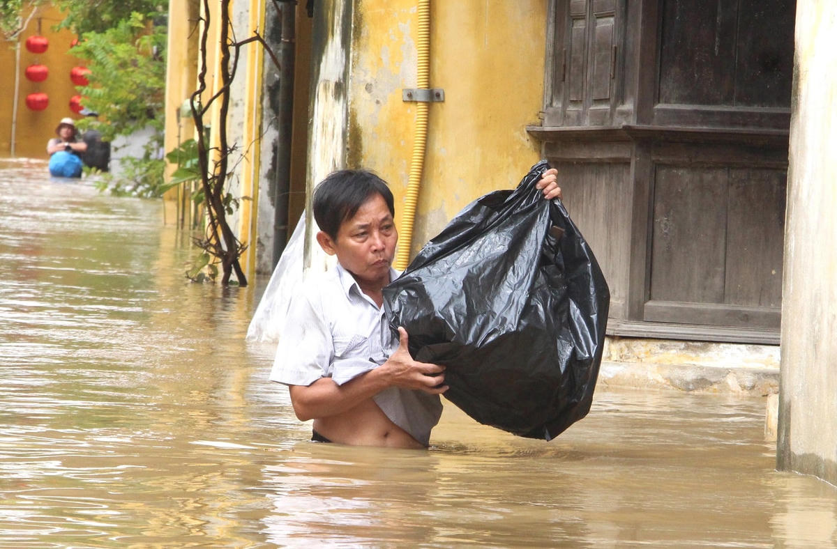 Người dân Hội An di chuyển đồ đạc đem đến nơi an toàn.