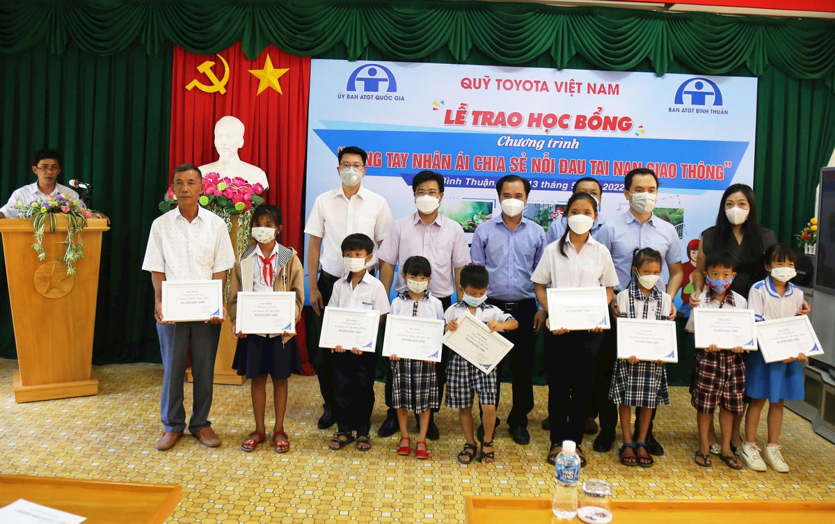 Trao học bổng “Vòng tay nhân ái chia sẻ nỗi đau tai nạn giao thông” tỉnh Bình Thuận.