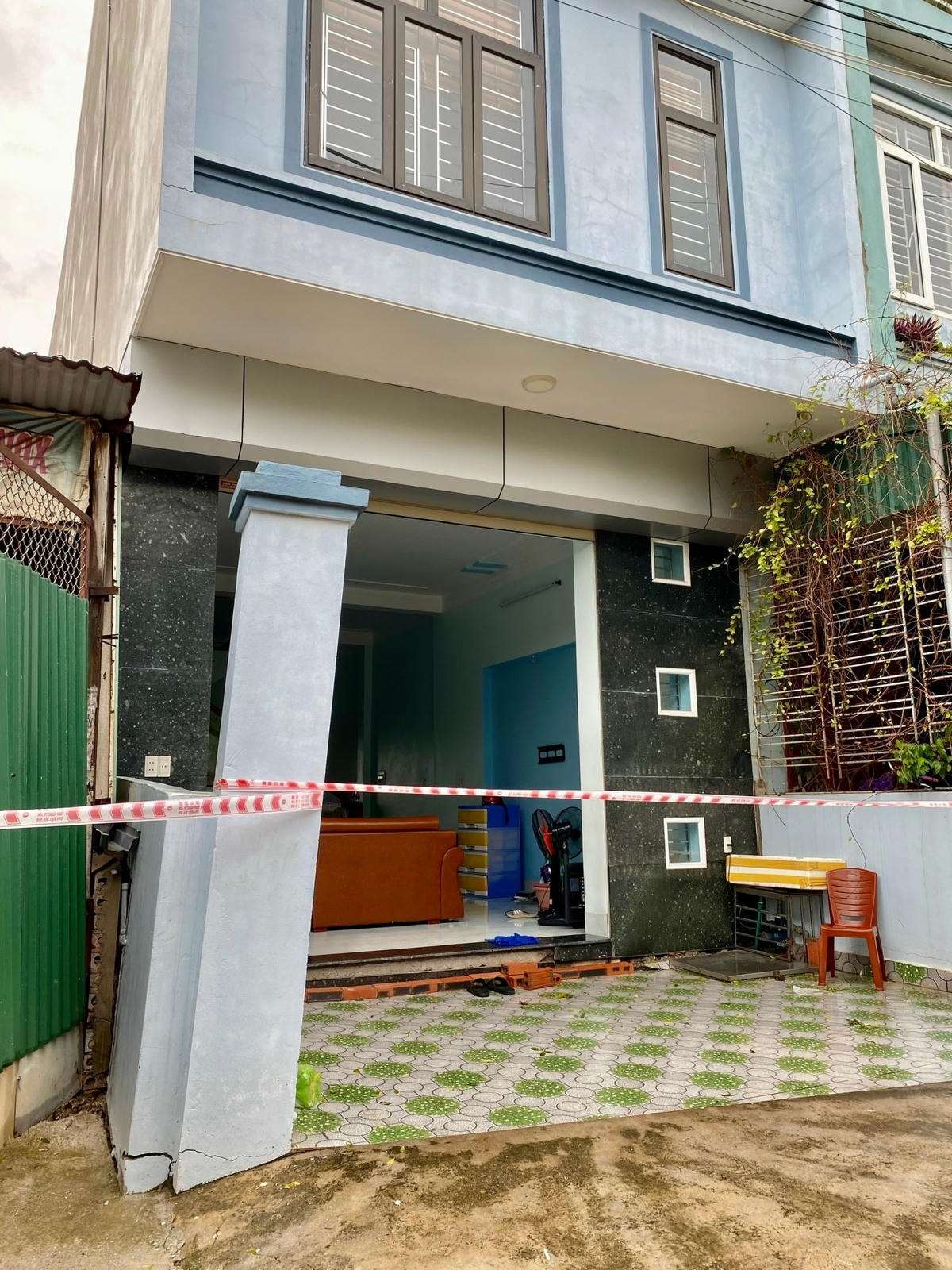 Căn nhà kiên cố đã bị nứt toác từ móng đến góc tường và có phần bị nghiêng của gia đình chị Chọn lại càng thêm phần "thảm hại" sau cơn mưa bão.