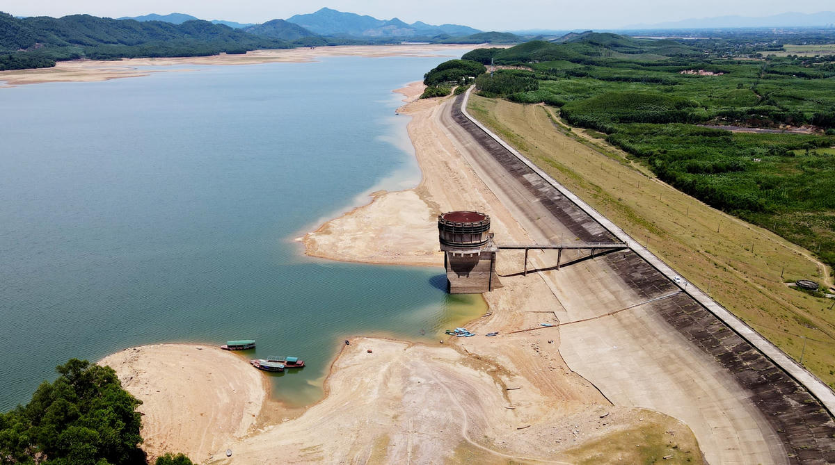 Hồ Kẻ Gỗ (thuộc xã Cẩm Mỹ, huyện Cẩm Xuyên, tỉnh Hà Tĩnh) có dung tích 345 triệu m3, hồ được khởi công xây dựng từ năm 1976 đến năm 1983 toàn bộ hệ thống mới được đưa vào sử dụng.