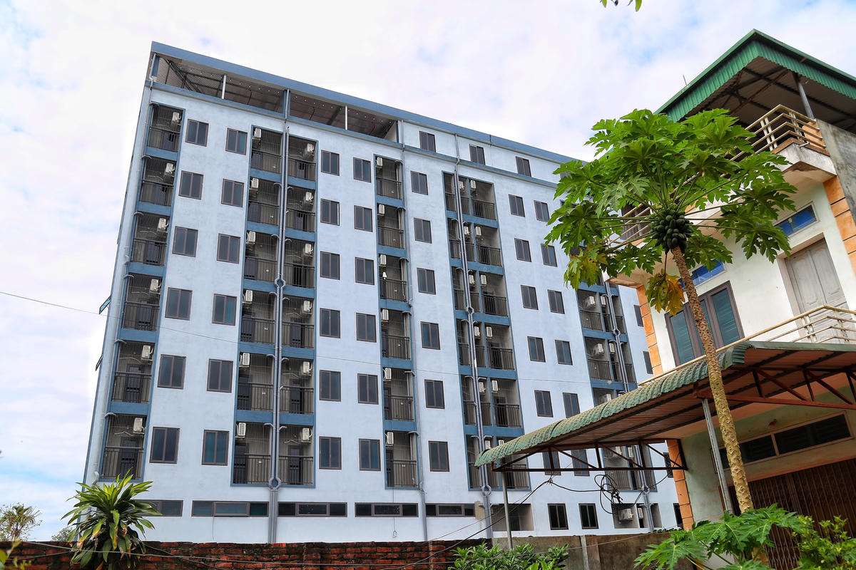 Trước những vi phạm trên, ngày 14/6, UBND huyện Thạch Thất đã ra quyết định cưỡng chế, buộc phá dỡ phần công trình vi phạm không phù hợp với giấy phép được cấp. Song, tại quyết định này lại không nêu rõ thời gian ông V.M.C. phải tự khắc phục hậu quả.