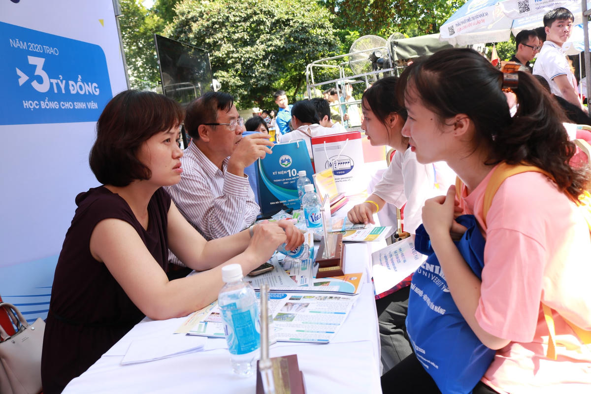 Thí sinh tìm hiểu thông tin tuyển sinh của trường đại học.
