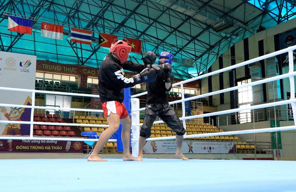 Các vận động viên đội tuyển kickboxing Việt Nam tích cực tập luyện. (Ảnh: TTXVN).