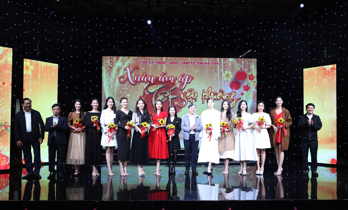 Ông Hoàng Trung Dũng, Bí thư Tỉnh ủy Hà Tĩnh, ông Trần Thế Dũng, Phó Bí thư Thường trực Tỉnh ủy, ông Võ Trọng Hải, Chủ tịch UBND tỉnh và ông Trần Nhật Tân, Chủ tịch Ủy ban MTTQ Việt Nam tỉnh tặng hoa cho lãnh đạo Công ty CP Quảng cáo thương mại Sen Vàng và các hoa hậu, á hậu đã tham gia chương trình thiện nguyện tại Hà Tĩnh.