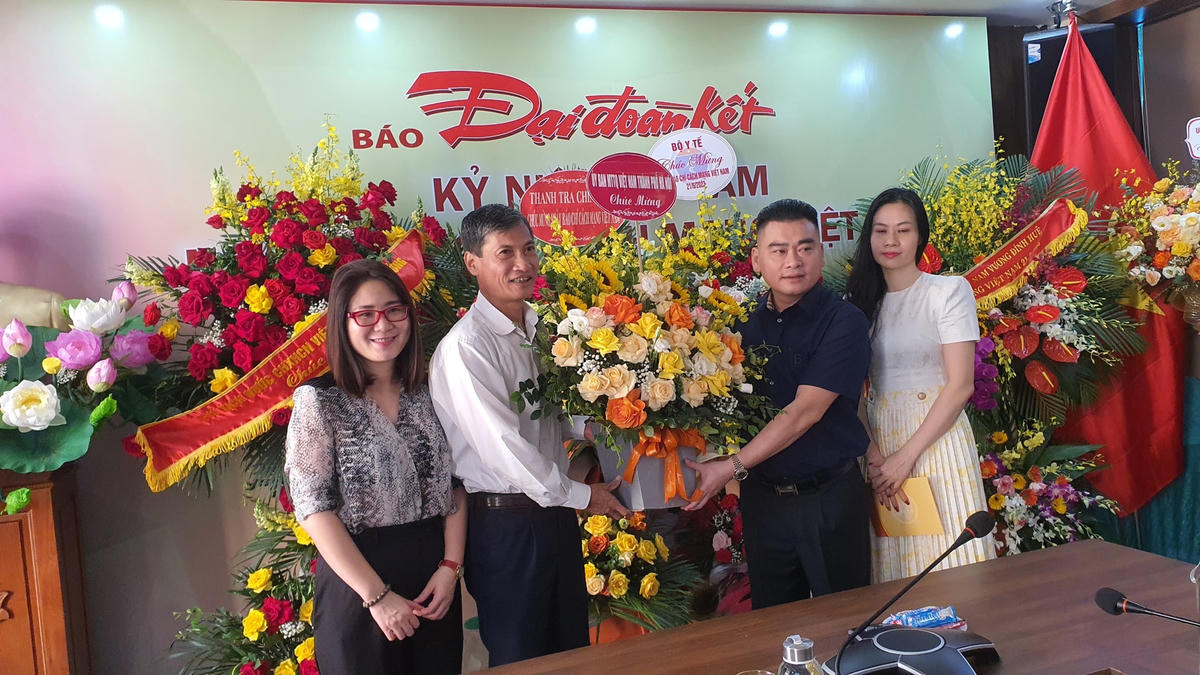  Ủy ban MTTQ thành phố Hà Nội chúc mừng báo Đại Đoàn Kết.
