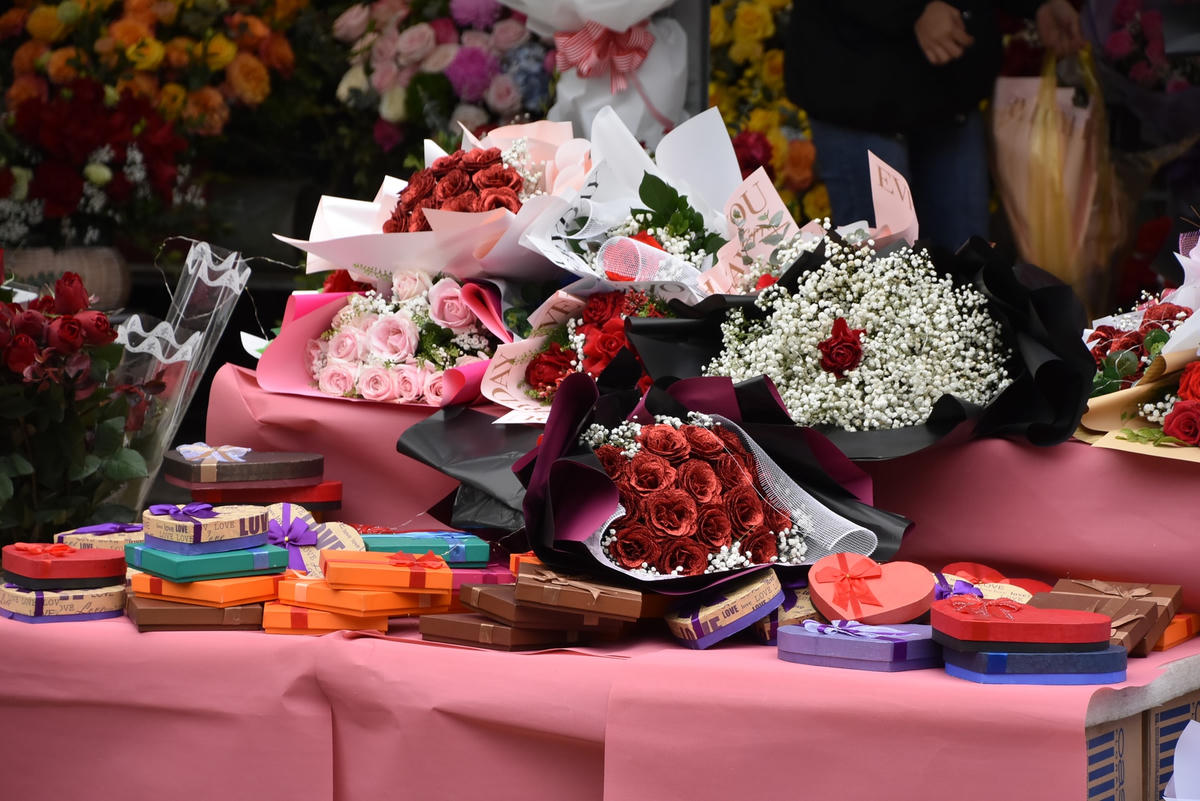 Cũng theo đánh giá của nhiều chủ cửa hàng hoa tươi, năm nay sức mua của khách hàng có phần trầm lắng hơn so với mọi năm, đồng thời người dân cũng có xu hướng chọn hoa với mức giá dưới 1 triệu đồng/bó.