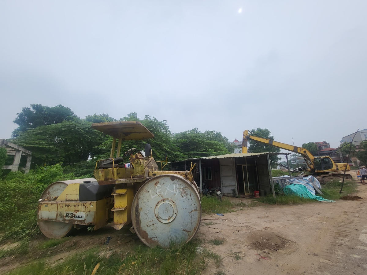 Theo người dân địa phương, máy móc tại công trường không hoạt động từ nhiều tháng nay. Ảnh: Quang Lộc.