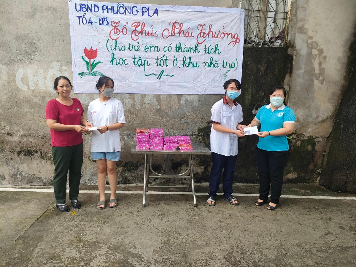 Hai em học sinh ở khu trọ được "bà Thương" hỗ trợ tiền đóng học phí (Ảnh: T.Bình).
