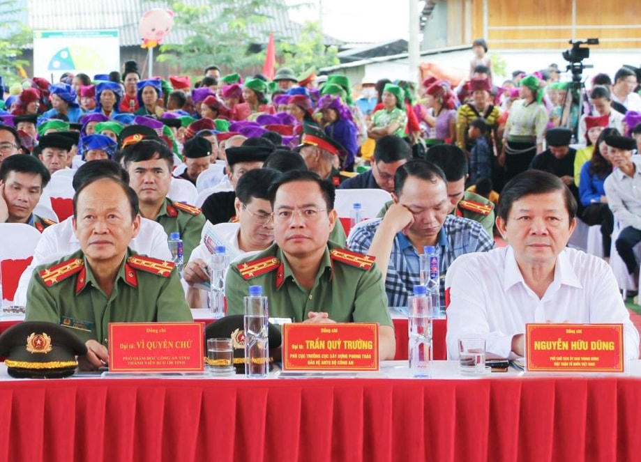 Phó Chủ tịch UBTƯ MTTQ Việt Nam Nguyễn Hữu Dũng cùng các đại biểu tham dự ngày hội. Ảnh: Báo Sơn La.