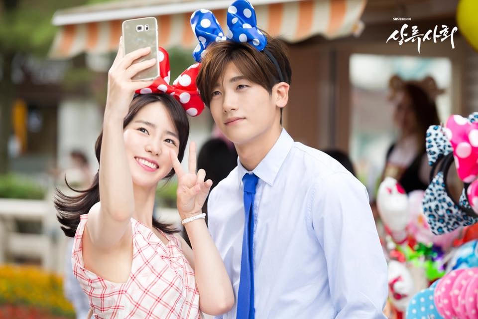 Lim Ji Yeon vào vai Lee Ji Yi – một cô gái nghèo, phải nếm trải cuộc sống mưu sinh nhưng luôn lạc quan và kiên cường.