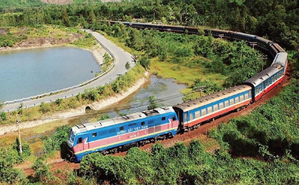 Vận tải hành khách tuyến Bắc - Nam.