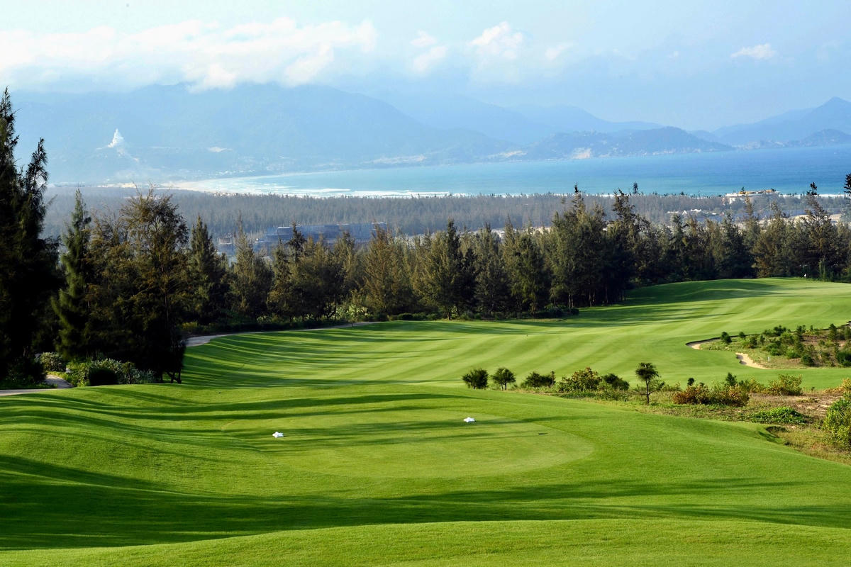 Vừa chơi golf ở FLC Golf Links Quy Nhon vừa ngắm bình minh đẹp nhất Việt Nam.