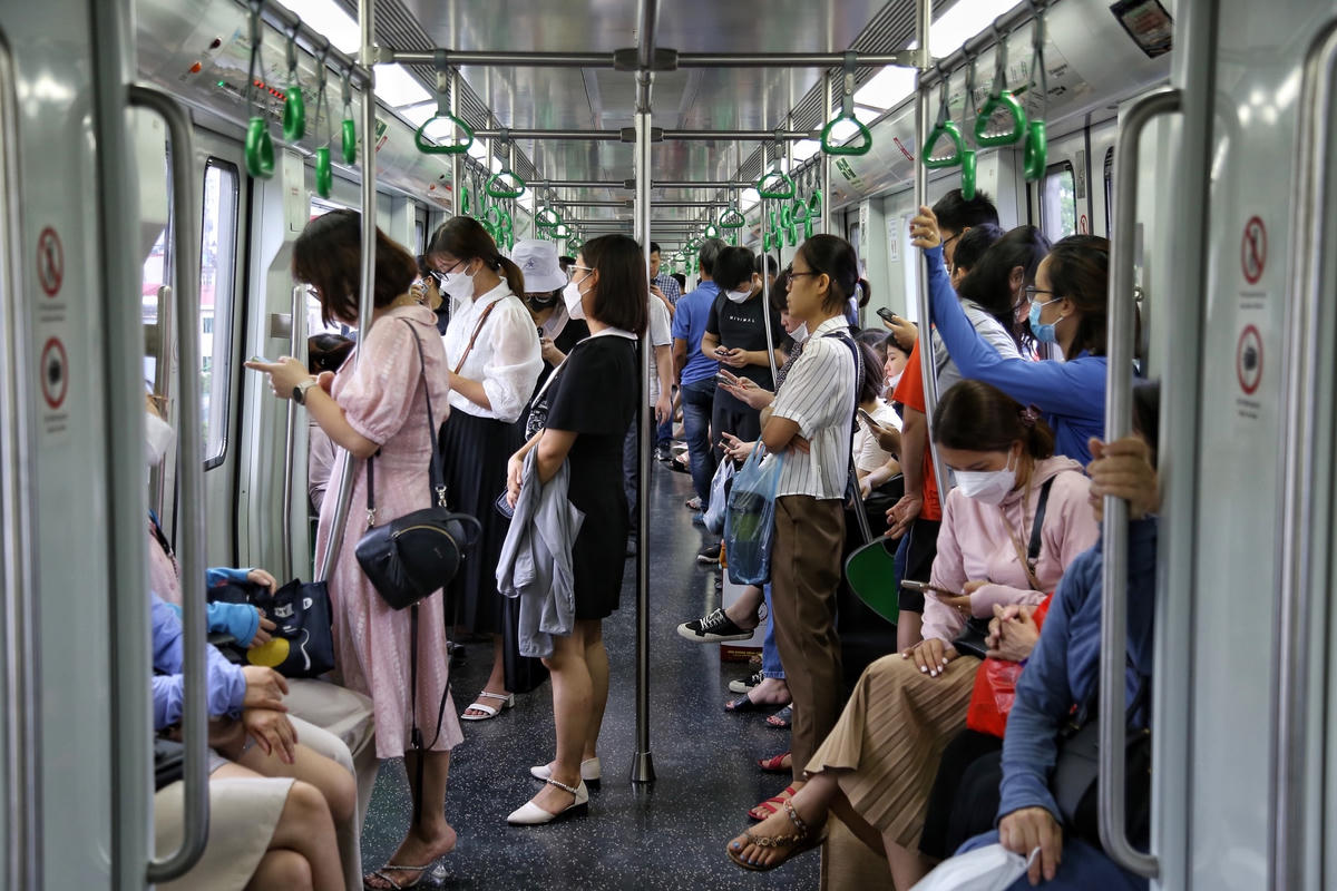 Thậm chí, một số thời điểm tại khoang hành khách tàu đông nghịt người.