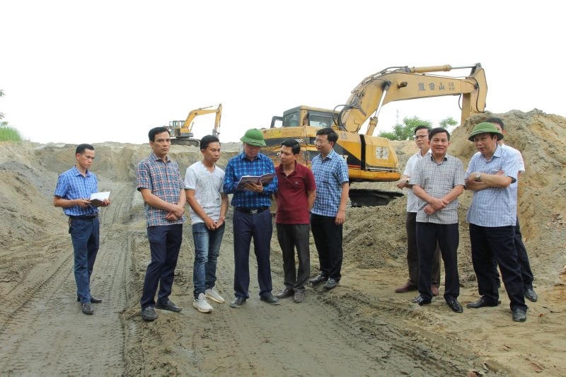 Ông Lê Đức Giang, Phó Chủ tịch UBND tỉnh Thanh Hoá yêu cầu đình chỉ 3 bãi cát sau chuyến 'vi hành' ngày 7/5.