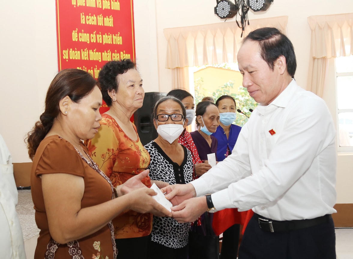 Phó Chủ tịch - Tổng Thư ký UBTƯ MTTQ Việt Nam Lê Tiến Châu trao quà cho người dân. 