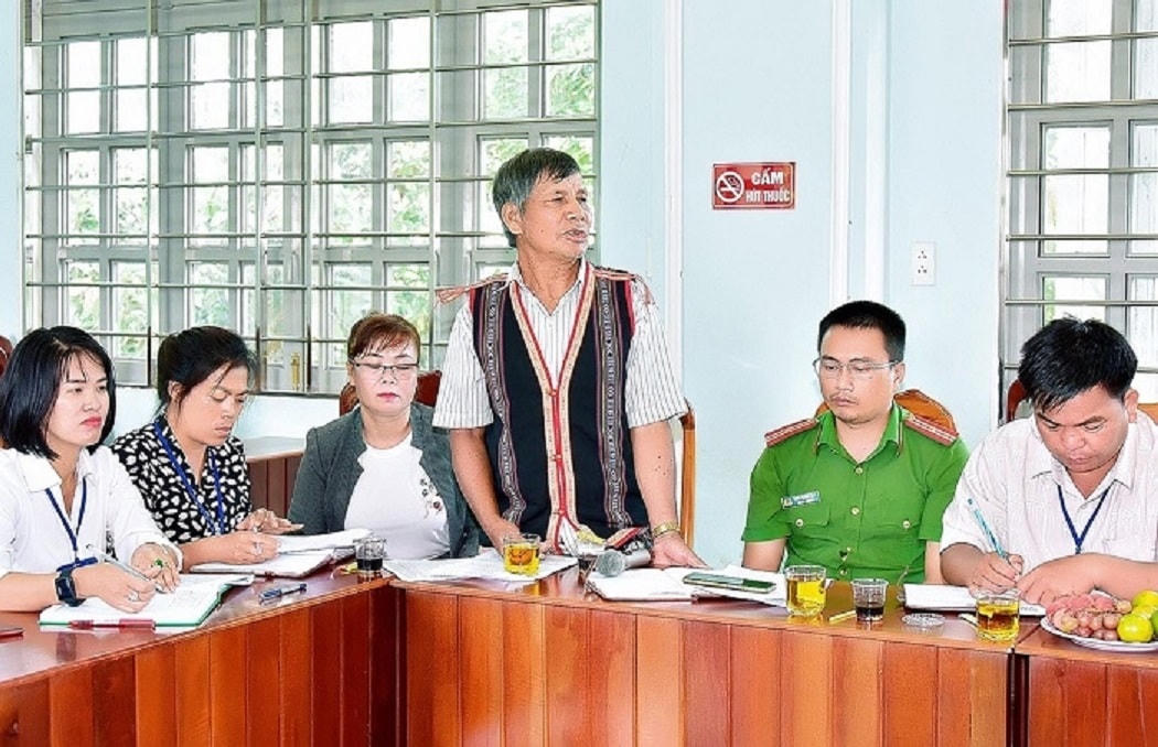 Người có uy tín tại huyện Đak Đoa được chính quyền địa phương thường xuyên thăm hỏi, chia sẻ những khó khăn trong công tác vận động, tuyên truyền ở cơ sở.