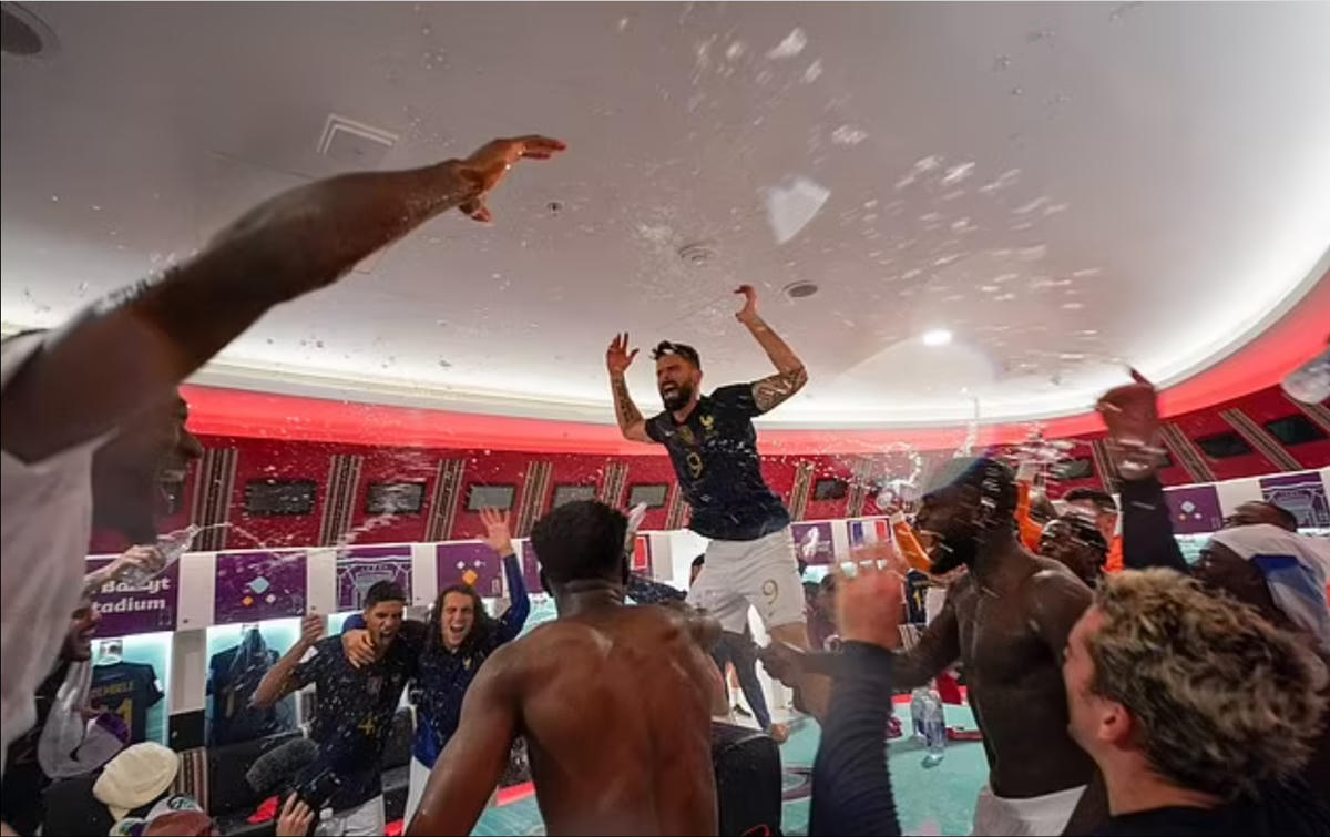 Giroud dường như là trung tâm của bữa tiệc.