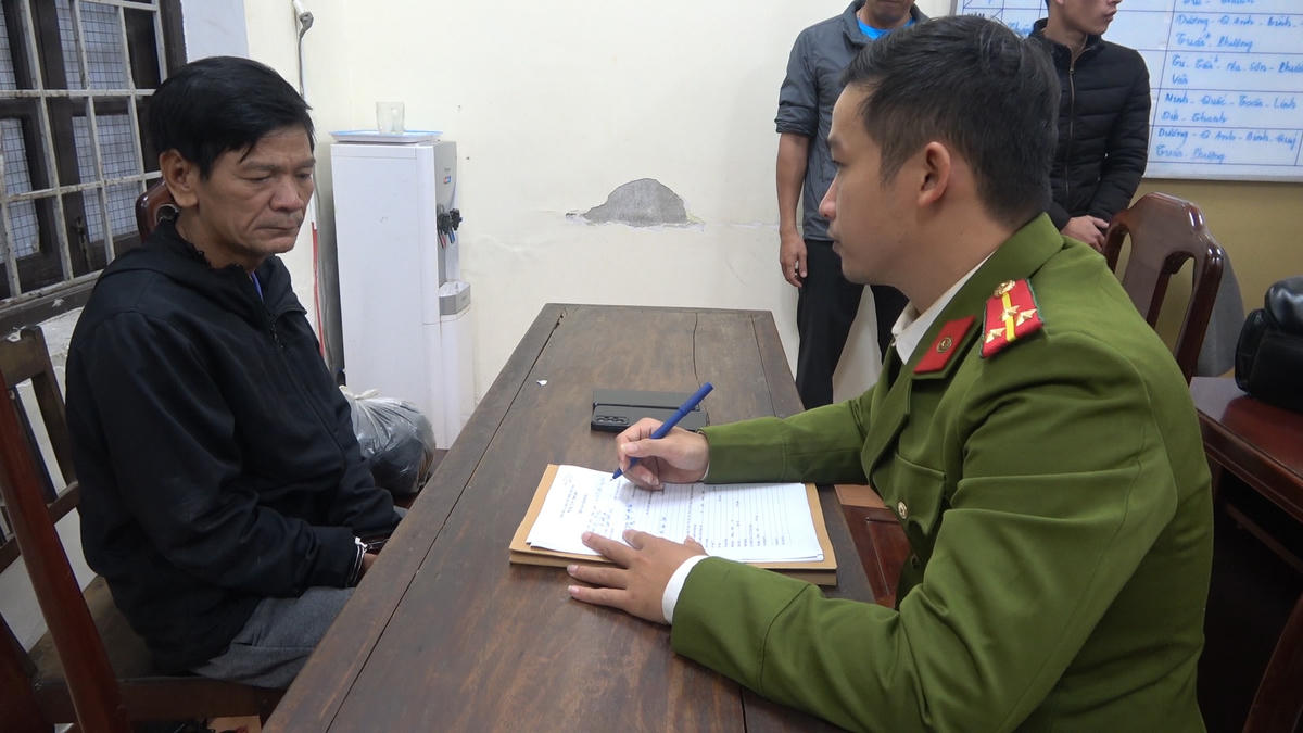 Đối tượng Châu (bìa trái) tại cơ quan Công an.