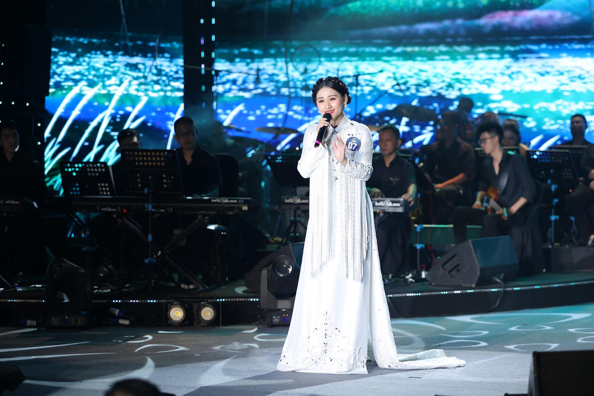 Minh Ngọc (SBD 07) vừa có thanh và sắc là người ấn tượng nhất đêm thi với ''Sông ơi đừng chảy''.