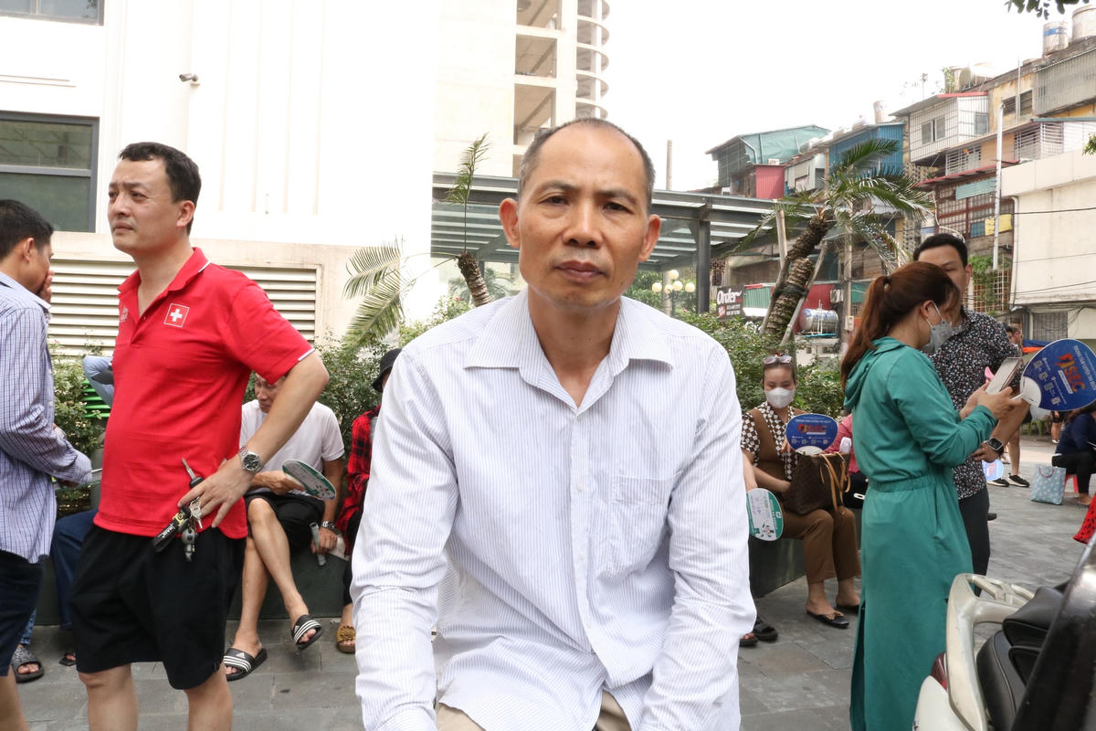 Anh Dương Văn Vinh, phụ huynh học sinh Trường THCS Chương Dương cho hay: "Con hoàn thành khá tốt hai bài thi Ngữ văn và Tiếng Anh. Tôi như trút được gánh nặng".