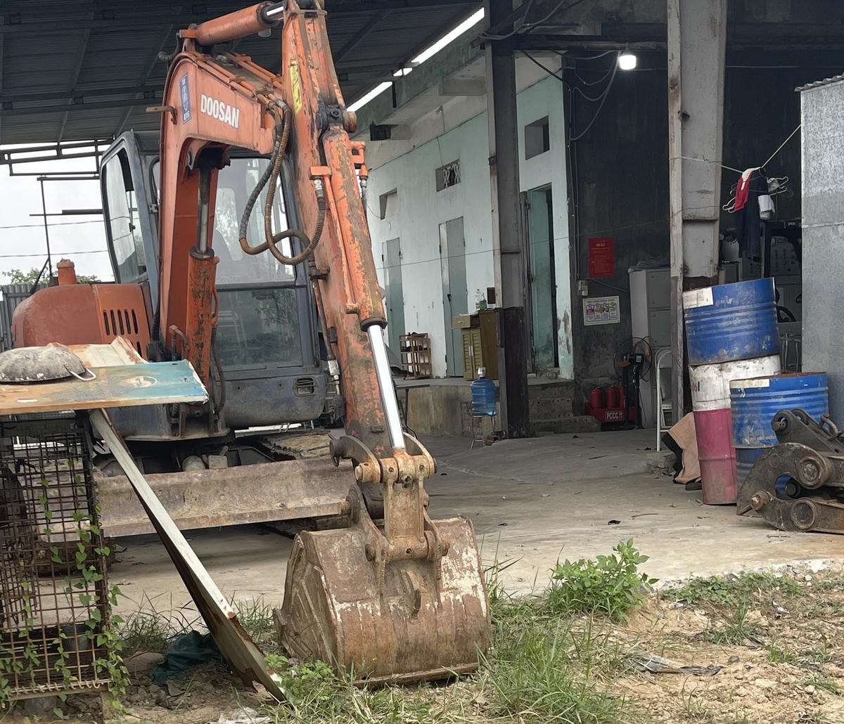 Các máy móc, thiết bị phục vụ lò đốt rác "nằm im" một chỗ.