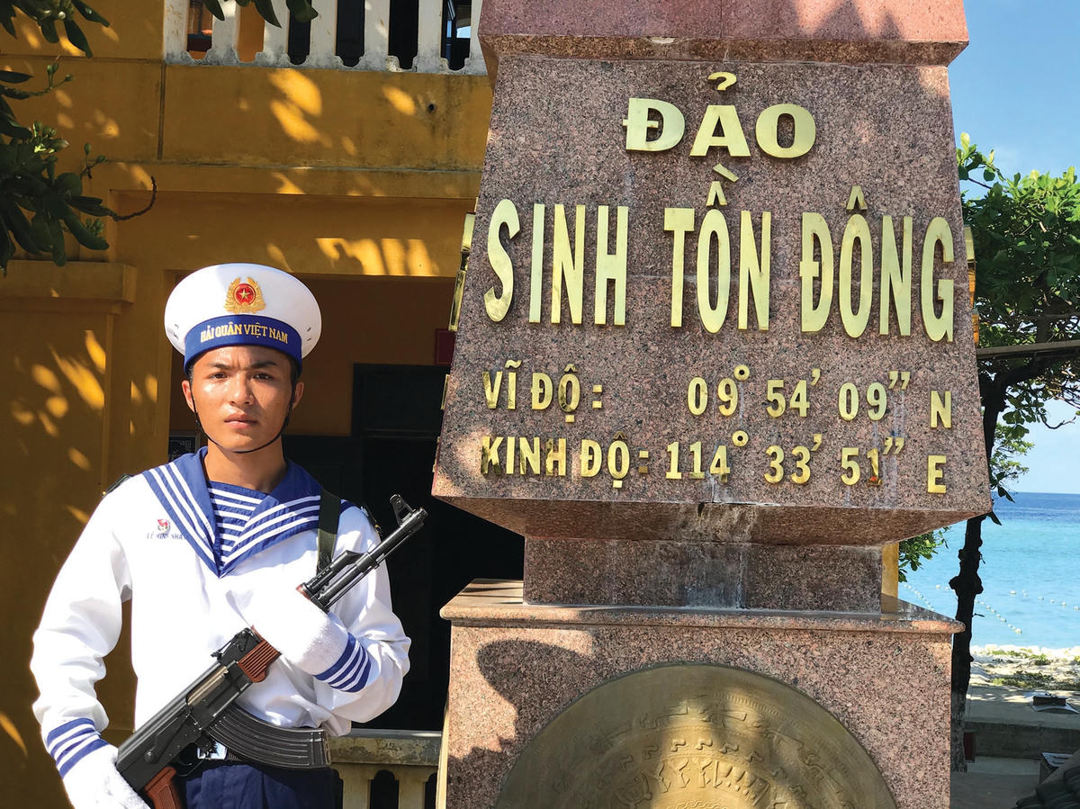 Chiến sĩ trên đảo Sinh Tồn Đông.  
