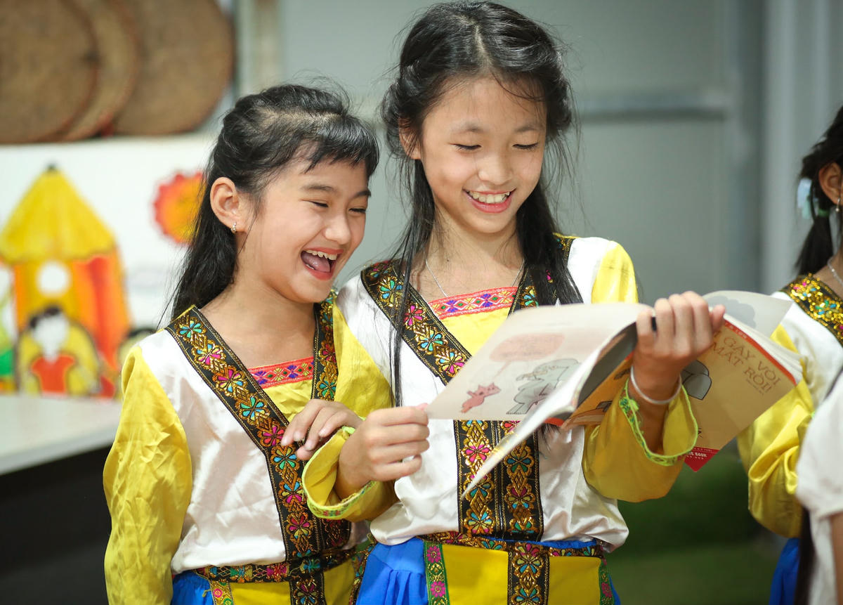 Học trò vùng cao đón nhận sách từ dự án “Thư viện từ những bông hoa”.