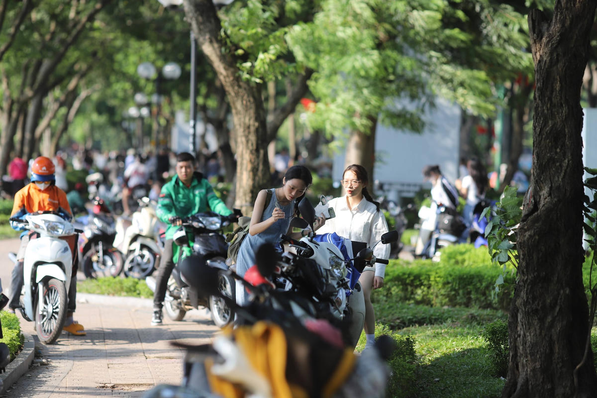 Càng về trưa lượng bạn trẻ đến với hồ Tây càng đông đúc.