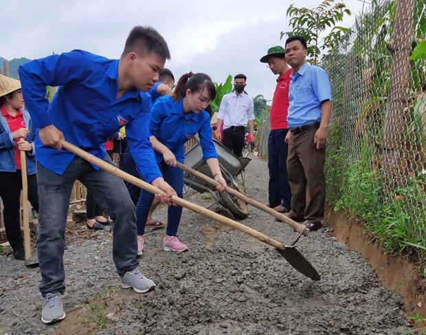 Ra quân tình nguyện hỗ trợ nhân dân xã Trương Lương, huyện Hòa An, tỉnh Cao Bằng làm đường giao thông nông thôn.
