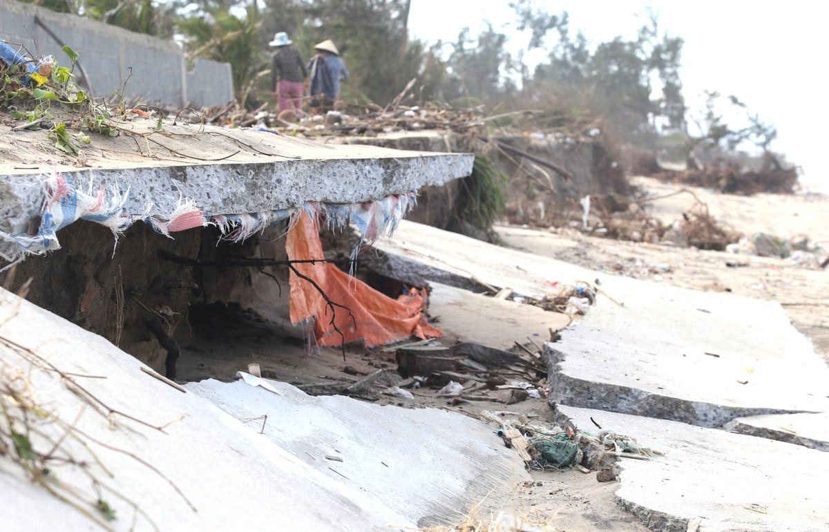 Sóng biển đánh tạo hàm ếch ở một đoạn bờ biển Hội An.