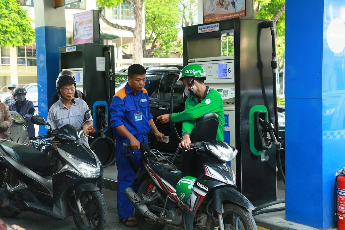 Giá xăng dầu được điều chỉnh giảm sâu từ 15 giờ ngày 21/3. Ảnh: Quang Vinh.