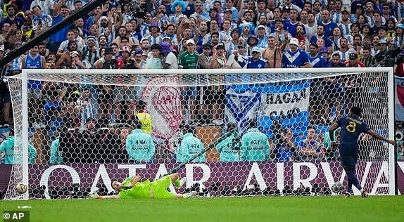 Ở loạt sút luân lưu, cả Messi và Mbappe đều thực hiện thành công ở lượt sút đầu tiên, nhưng tuyển Pháp bỏ lỡ hai lượt sút khi Coman và Tchouameni thực hiện không thành công (Ảnh: AP).