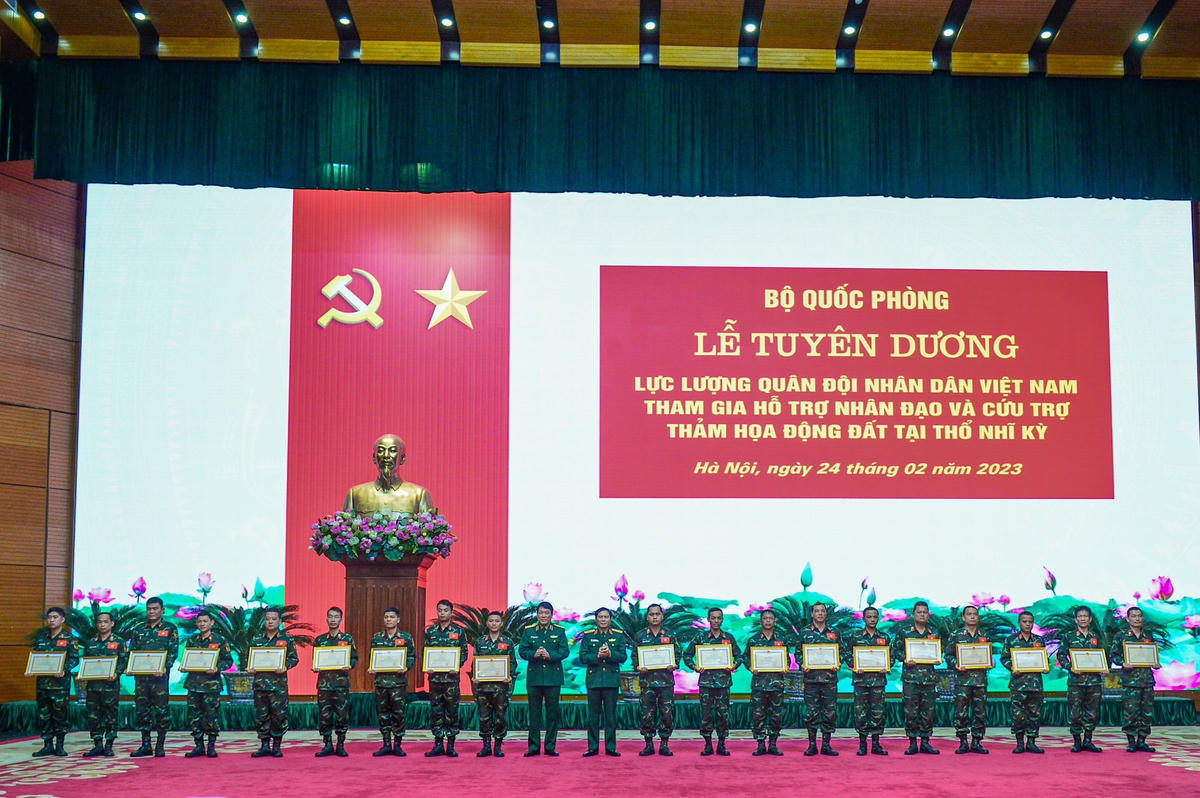 Tại Lễ tuyên dương, 76 cá nhân trong Đoàn công tác đã được tặng Bằng khen của Bộ trưởng Bộ Quốc phòng.