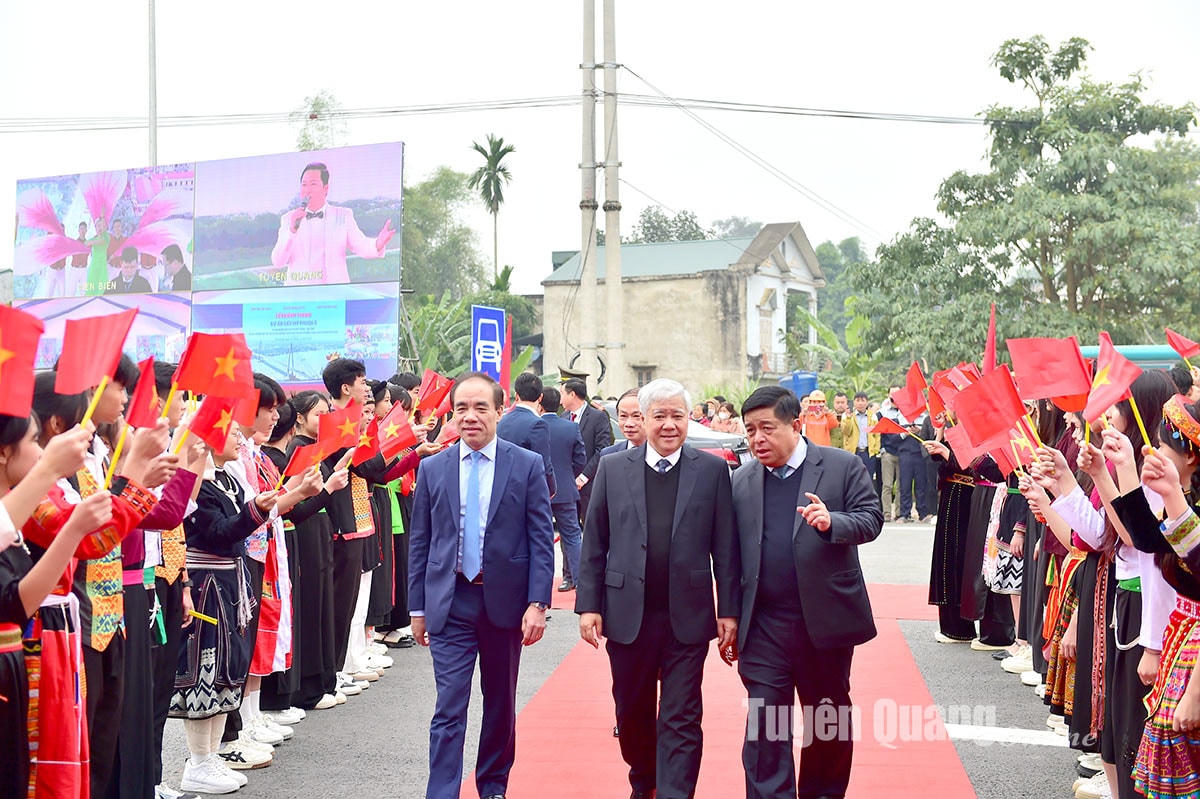 Chủ tịch Đỗ Văn Chiến, Bộ trưởng Nguyễn Chí Dũng, Bí thư tỉnh ủy Chẩu Văn Lâm dự Lễ khánh thành cao tốc Tuyên Quang - Phú Thọ sáng 24/12. Ảnh: Baotuyenquang.