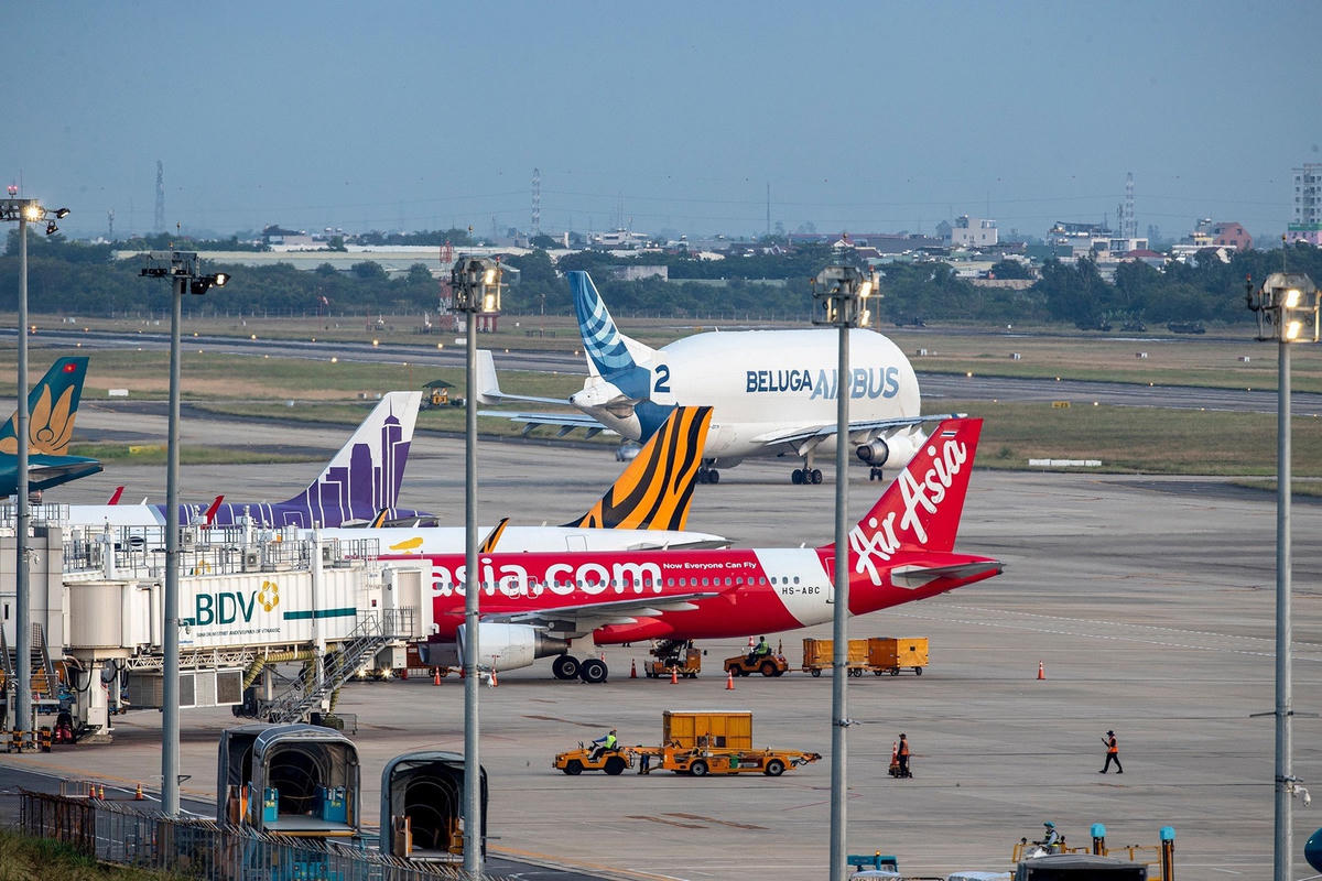 "Cá voi" Airbus A300-600ST mang số hiệu 4Y8007 ở đường băng sân bay Đà Nẵng. Ảnh: Dương Thanh Tùng.